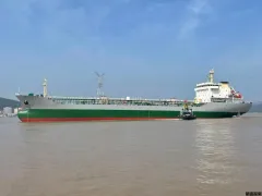 售：11000吨一级油船